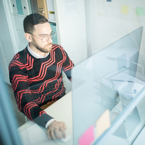 Modern analyst using desktop computer